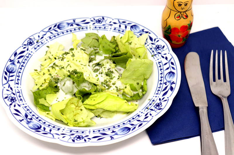 Grüner Salat mit saurer Sahne