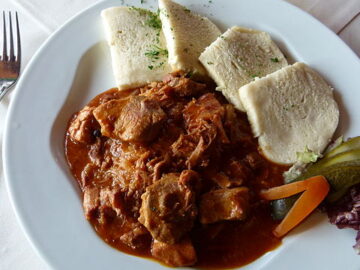 Biergulasch auf Specksauerkraut und Böhmischen Knödeln, Panorama-Restaurant, Bastei, Sächsische Schweiz