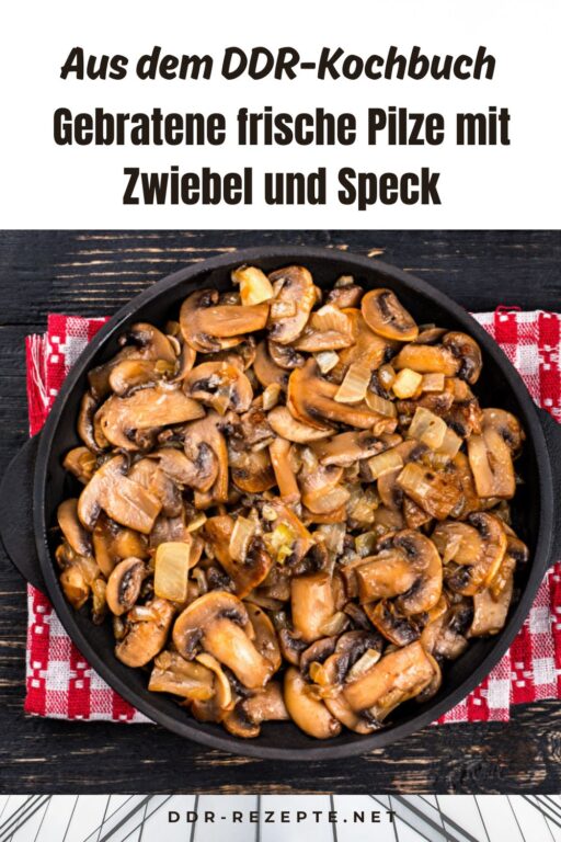 Gebratene frische Pilze mit Zwiebel und Speck