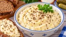 Cremiger Kochkäse aus Quark mit Kümmel und frischem Bauernbrot.