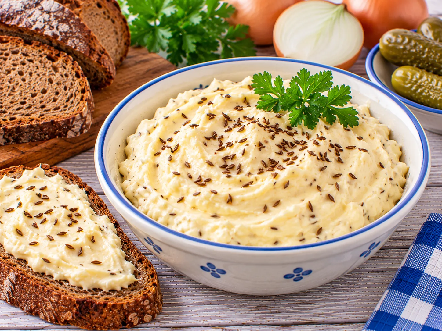 Cremiger Kochkäse aus Quark mit Kümmel und frischem Bauernbrot.