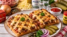 Überbackener Kosakentoast mit Schabefleisch und geschmolzenem Käse.