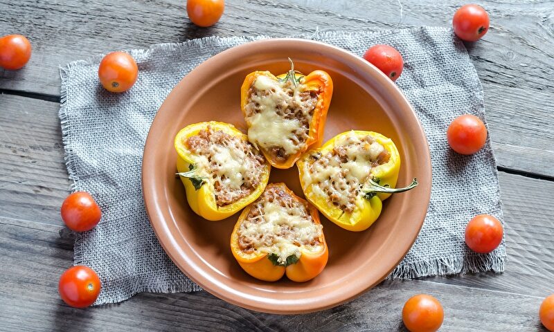 Paprikafrüchte mit Käse überbacken