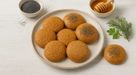 Frisch gebackene Pfefferkuchen auf hellem Holz angerichtet