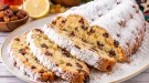Aufgeschnittener Schüttelstollen mit Rosinen, Zitronat und Puderzucker.