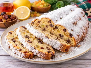 Aufgeschnittener Schüttelstollen mit Rosinen, Zitronat und Puderzucker.