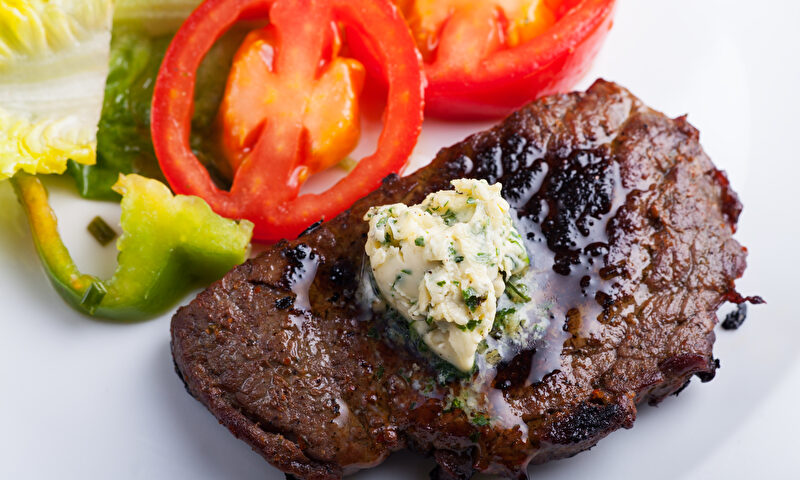 Steaks mit Kräuterbutter