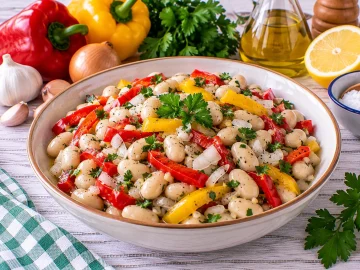 Weiße-Bohnen-Salat mit Paprika, Zwiebeln und frischen Kräutern.