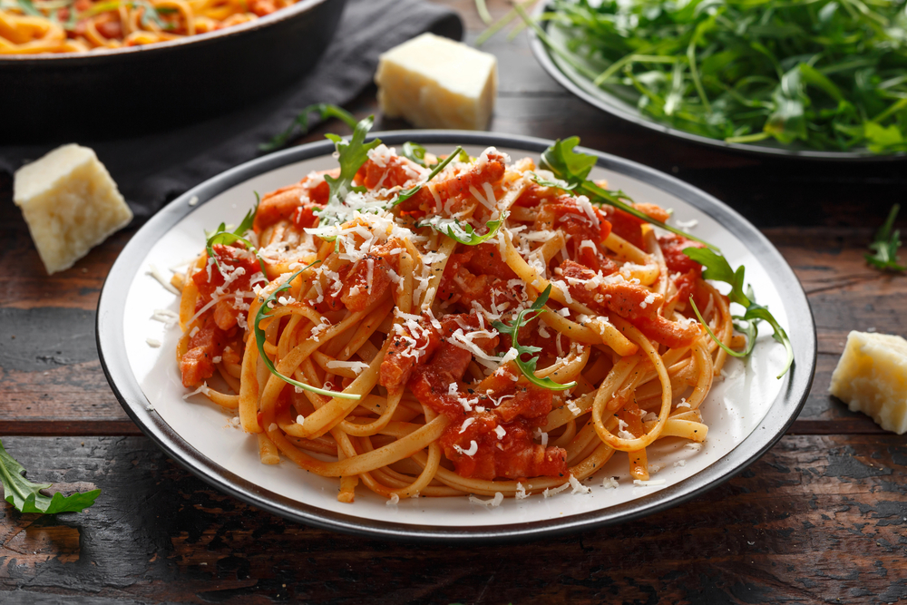 Spaghetti mit Zwiebelspeck und Tomaten