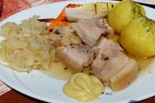 Wellfleisch mit Sauerkraut und Klößen, Gasthaus Zum Landberg, Herzogswalde, Sachsen
