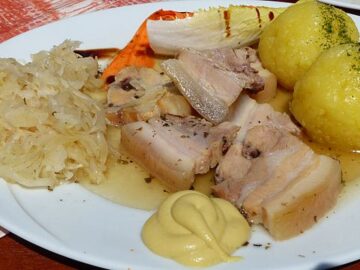 Wellfleisch mit Sauerkraut und Klößen, Gasthaus Zum Landberg, Herzogswalde, Sachsen