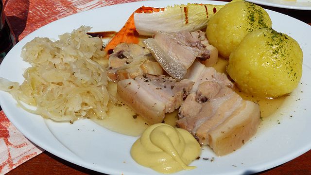 Wellfleisch mit Sauerkraut und Klößen, Gasthaus Zum Landberg, Herzogswalde, Sachsen