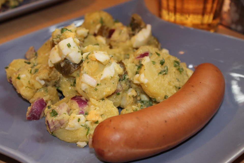 Bockwurst mit Kartoffelsalat » DDR-Rezept » einfach &amp; genial!