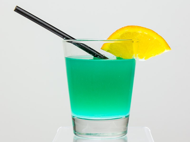 Grüne Wiese, Cocktail. Mit Curaçao, Orangesaft und Sekt
