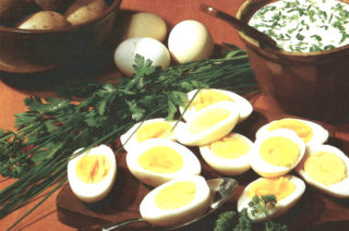 Eier auf Remouladensoße