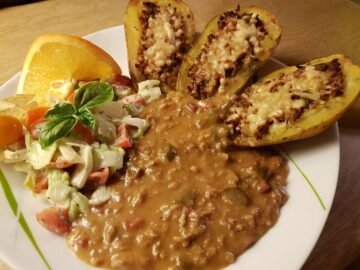 Gefüllte Kartoffeln und Hackfleischsoße