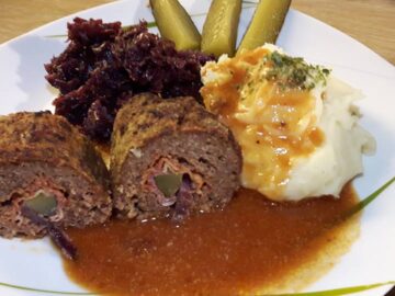 Hackfleischrouladen mit Kartoffelmus und Rotkohl