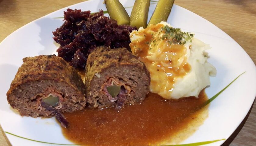 Hackfleischrouladen mit Kartoffelmus und Rotkohl