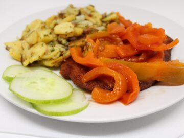 Schnitzel mit Letscho und Bratkartoffeln