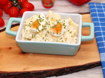 Kartoffelsalat mit Salzgurken und Ei