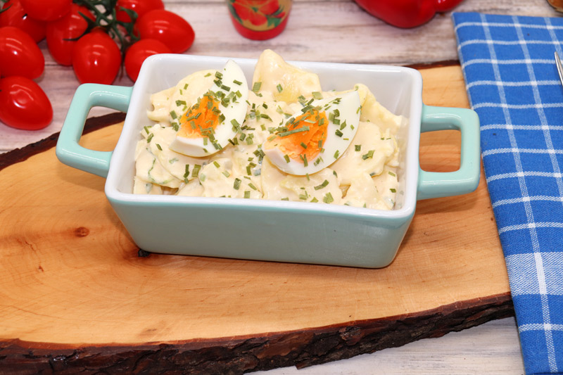 Kartoffelsalat mit Salzgurken und Ei