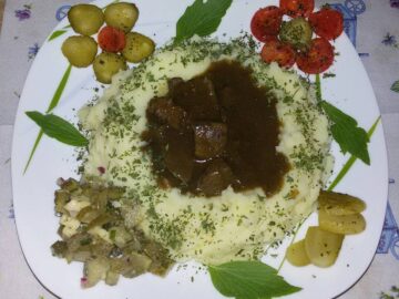 Lebergulasch mit Kartoffelbrei und Gewürzgurkensalat