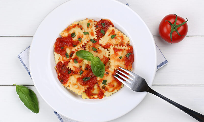 Ravioli mit Tomatensauce