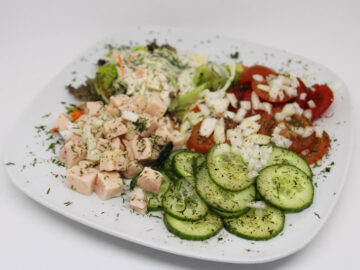 Salat mit Gurke, Tomate & Hähnchenbrust