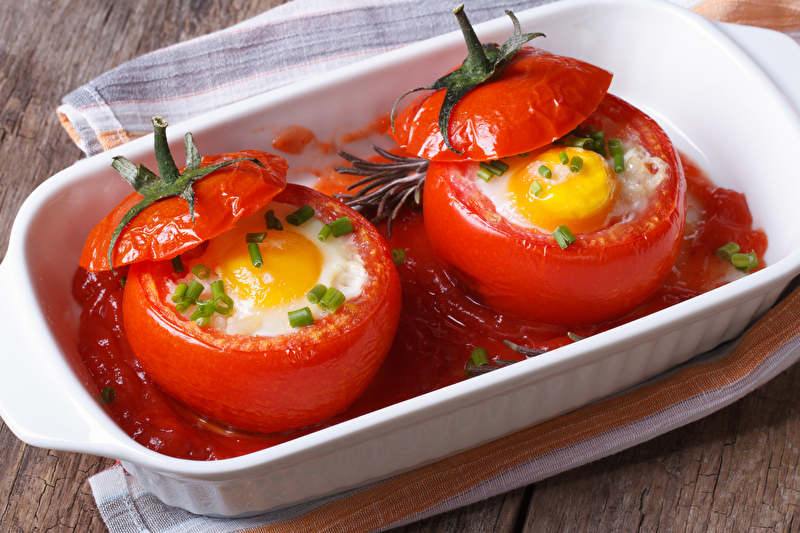 Gefüllte Tomaten mit Eiern