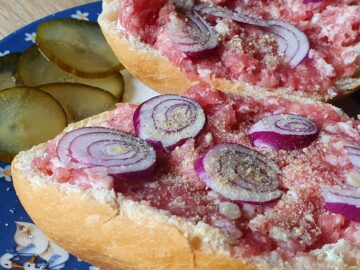 Brötchen mit Hackepeter und Gurke