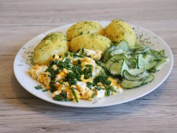Pellkartoffeln, Rührei und Gurkensalat