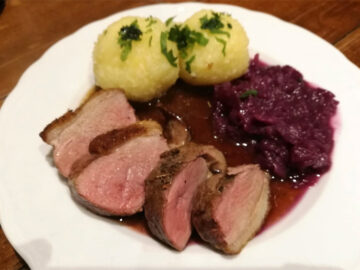 Entenbrust mit Rotkohl und Klößen