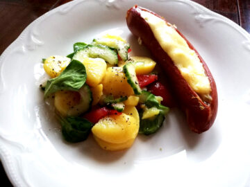 Gefüllte Bockwurst mit Kartoffelsalat