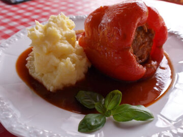 Gefüllte Paprikafrüchte mit Kartoffelbrei