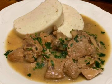 Kalbsrahmgulasch mit böhmischen Knödeln