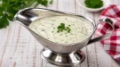 Kalte Kräutersoße mit Petersilie und Schnittlauch in Schüssel angerichtet