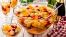Rumfrüchtebowle mit Früchten, Weißwein und Sekt in Glasschüssel angerichtet