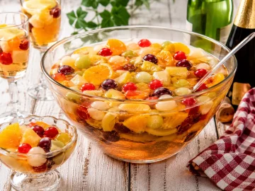 Rumfrüchtebowle mit Früchten, Weißwein und Sekt in Glasschüssel angerichtet