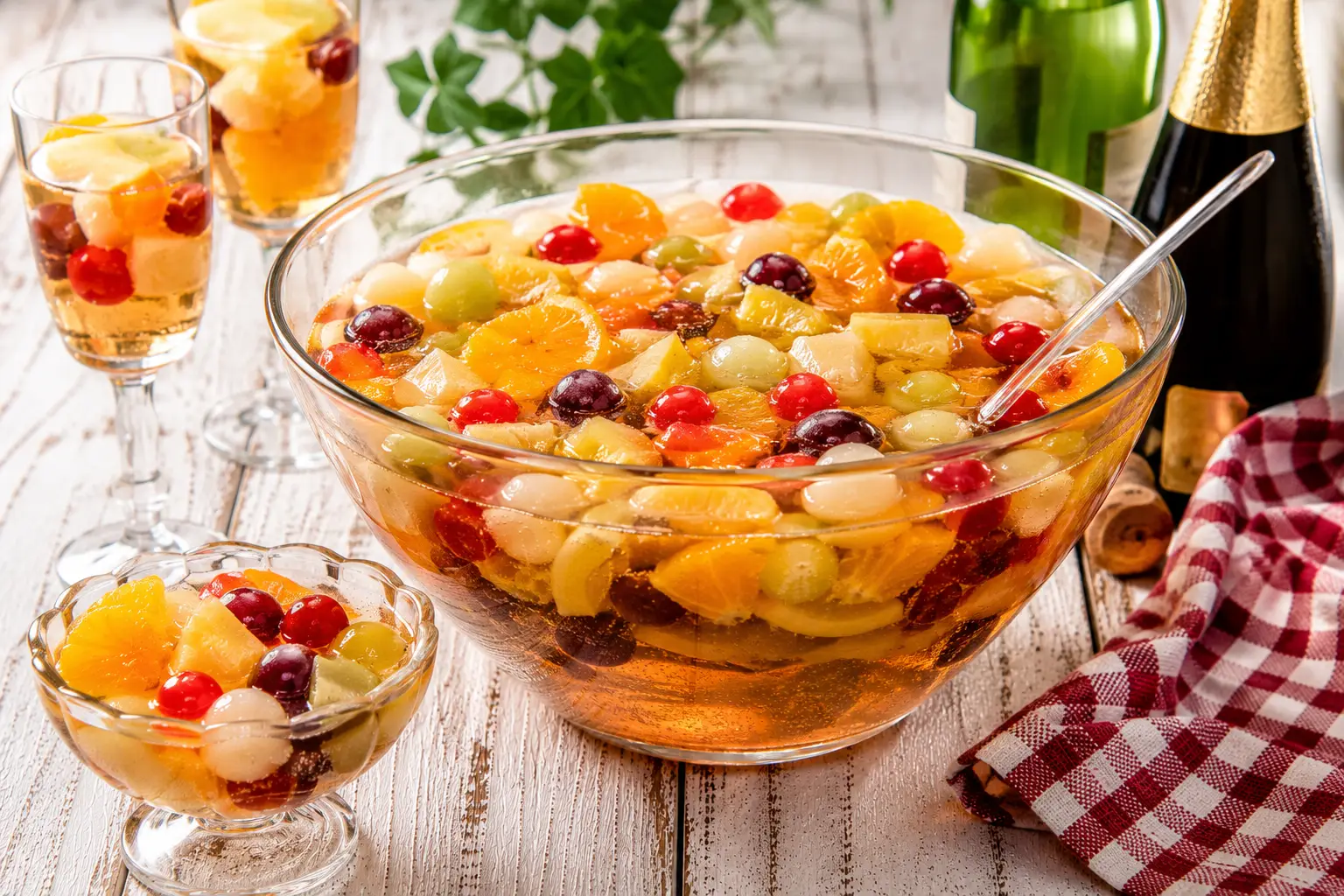 Rumfrüchtebowle mit Früchten, Weißwein und Sekt in Glasschüssel angerichtet