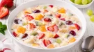 Buttermilch-Frucht-Kaltschale mit frischen Früchten in weißer Schüssel