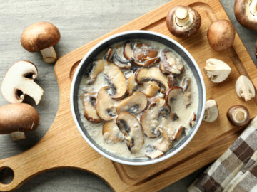 Champignons in Sahne – Ein cremiges und herzhaftes Pilzgericht © Bildagentur Depositphotos