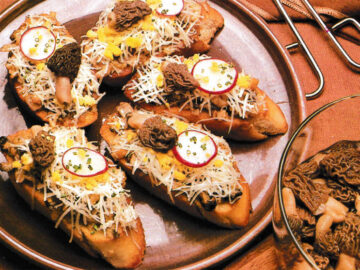 Mit Glockenmorcheln belegte Brote