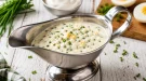 Cremige Sahnesoße mit Schnittlauch und Ei in einer Edelstahl-Sauciere