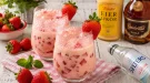 Cremiger Erdbeer-Flip mit frischen Erdbeeren im Cocktailglas