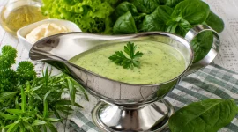 Cremige Grüne Soße mit frischen Kräutern in einer Edelstahl-Sauciere