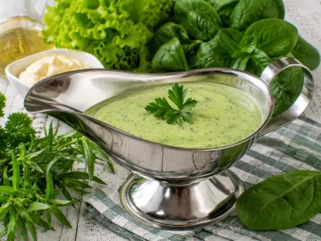 Cremige Grüne Soße mit frischen Kräutern in einer Edelstahl-Sauciere