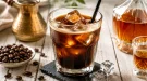 Masagran mit Mokka, Eiswürfeln und Weinbrand im Glas