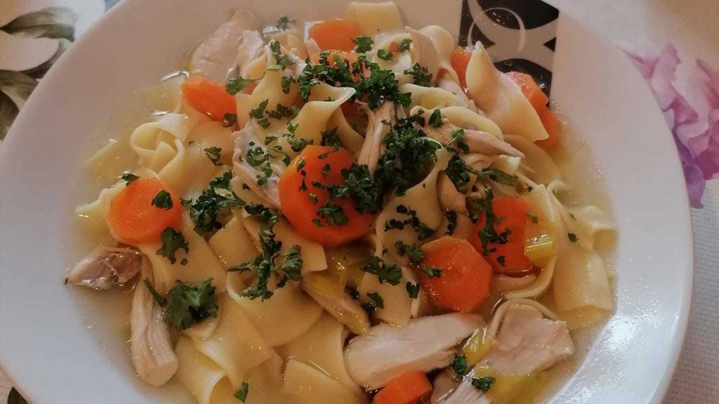 Nudelsuppe mit Huhn