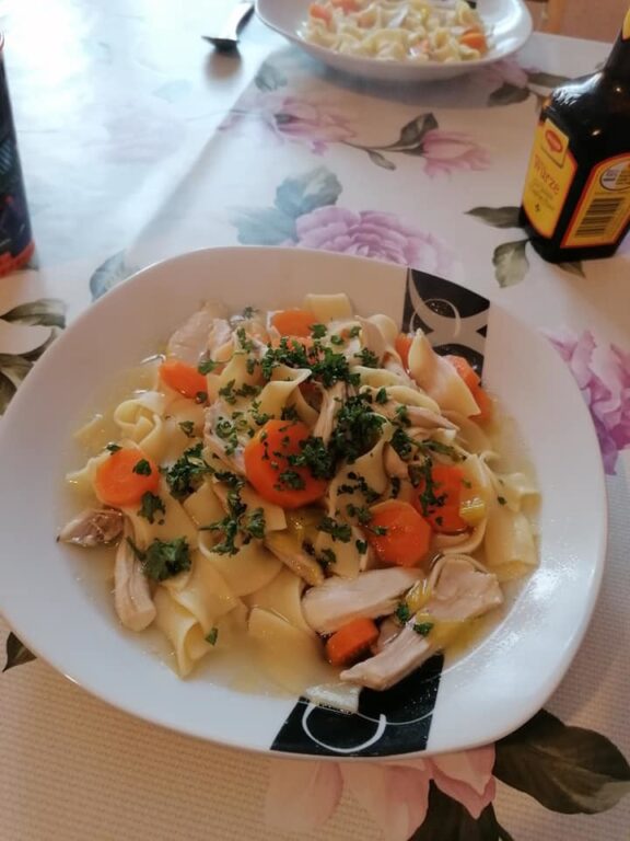 Nudelsuppe mit Huhn