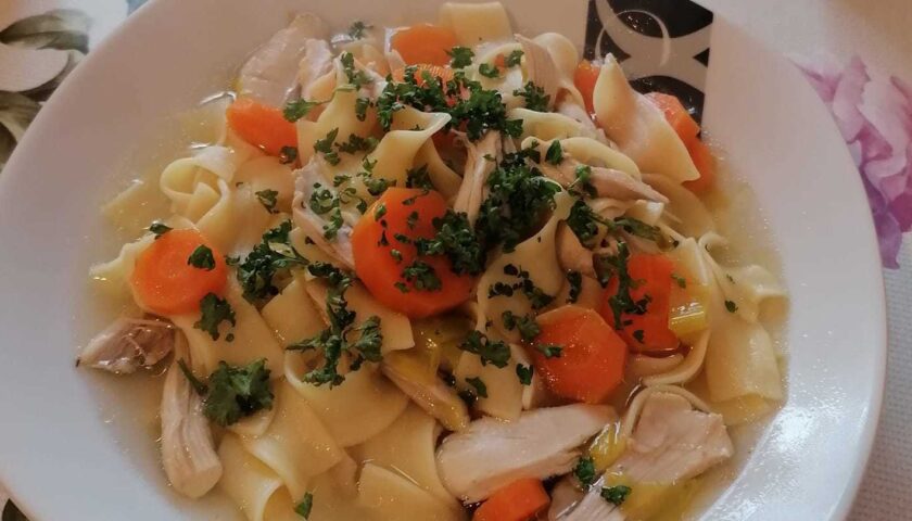 Nudelsuppe mit Huhn